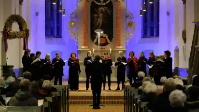 Mit einem ungewöhnlichen Programm mit zeitgenössischen Kompositionen aus Skandinavien und dem Baltikum hat der Bremer Frauenchor "apart" die Kirchenmusiktage in Ganderkesee eröffnet.