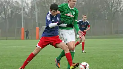 Emre Das (blaues Trikot) hat den Blumenthaler SV bereits wieder verlassen, er kehrt zusammen mit Kasra Ghawilut zum JFV Nordwest nach Oldenburg zurück.