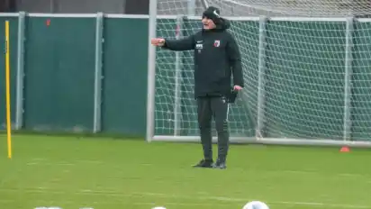 Der FC Augsburg hat wieder das Training aufgenommen: Heiko Herrlich gestikuliert auf dem Trainingsgelände. Foto: Stefan Puchner/dpa