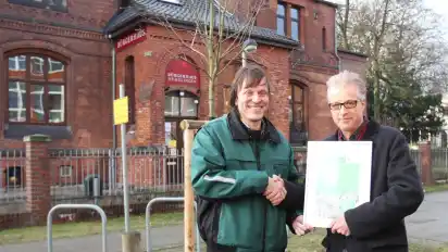 Stefan Wagner (links) vom Umweltbetrieb bedankt sich bei Wolfgang Rolla du Rosey von der Firma Terminic vor einer der drei gespendeten Felsenbirnen in derGodehardstraße.