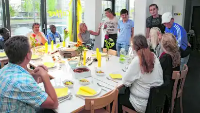 Einmal pro Woche bereitet eine wechselnde Gruppe Jugendlicher in der Zollhaus-Küche kulinarische Köstlichkeiten aus ihrer Heimat zu.