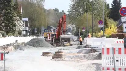 Straßenausbau sorgt, wenn er von den Anliegern finanziert wird, für Konflikte. So wie hier in der Turnerstraße in Blumenthal. Die Burglesumer Kommunalpolitiker möchten deshalb ganz genau wissen, was auf ihren Stadtteil zukommt.