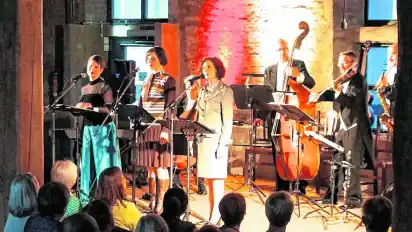 Brecht in Versen präsentieren das Bremer Kaffeehaus-Orchester sowie Julie Comparini, Manja Stephan und Evelyn Gramel.