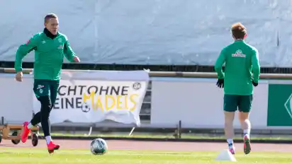Die Werder-Profis (hier Ludwig Augustinsson und Josh Sargent) sollen nicht mehr ausschließlich zu Hause trainieren.