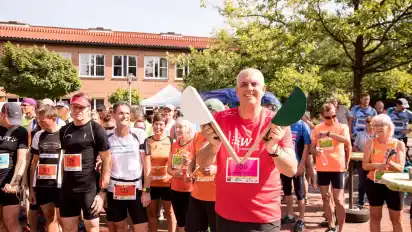 Andreas Bovenschulte, Bürgermeister von Weyhe, gibt das Startsignal.