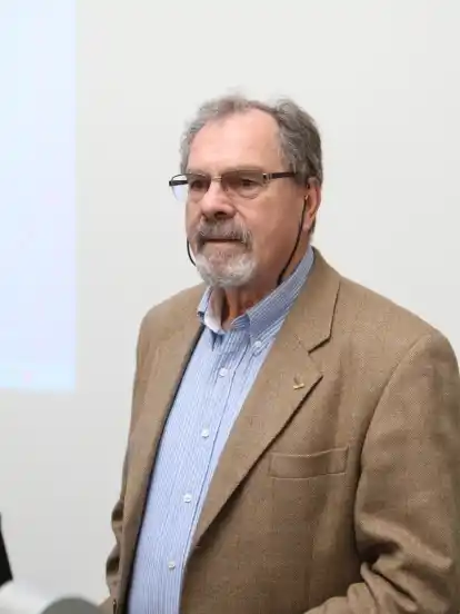 Deichhauptmann Michael Schirmer: "Die Lage ist ernst, aber nicht hoffnungslos." Aktiver Klimaschutz wird – neben dem Bau von Deichen – auch aus Bremer Sicht immer wichtiger.