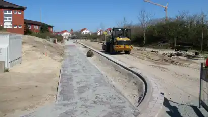 An der Kirchstraße auf Langeoog darf seit Montag wieder gearbeitet werden.