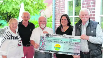 Senioren-Captain H. Dieter Neumann (Mitte) und Senioren-Schatzmeister Hans-Adolf Hildebrandt (Zweiter von links) übergaben den Spendenscheck an die Aktiven des Hospizvereins: Margrit Brendel (von links), Sandra Köbe und Gerhard Eimer.