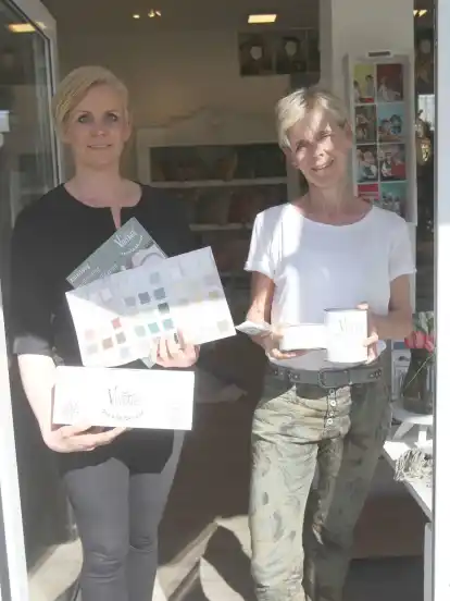Bei der Manufaktur am Emmaplatz tellen die Betreiberinnen Bettina Luers (von links) und Barbara Mildner die Farben und Anleitungen vor die Tür.