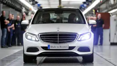 Ein weißer Mercedes-Benz der neuen C-Klasse läuft symbolisch zum Produktionsstart der neuen C-Klasse vom Band des Bremer Werks.