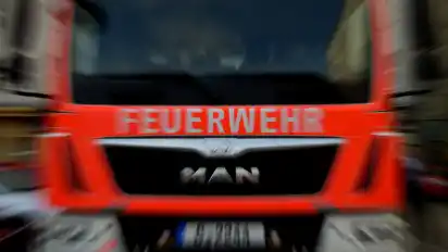Die Feuerwehr musste am Sonntag zu einem Heckenbrand ausrücken.