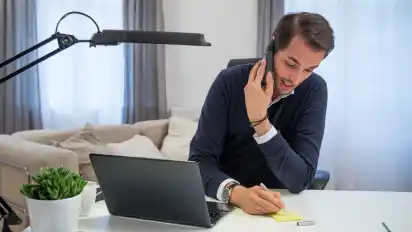 Auch im Homeoffice sollte man korrekt gekleidet sein, empfiehlt das „Zentrum für gesunde Arbeit“ bei der Personalverwaltungsstelle Performa Nord, um Arbeit und Privatleben zu trennen.
