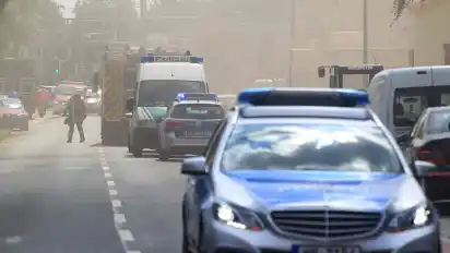 Einsatzfahrzeuge auf der Kornstraße. Die Polizei hatte über 100 Beamte aufgeboten.