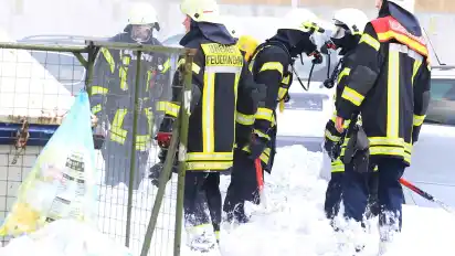 Feuerwehrleute waten im Löschschaum. Sie hatten Mühe mit dem Brand.