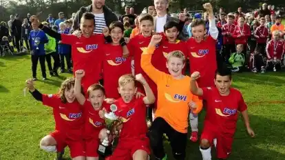 Mannschaftsfoto mit Ivan Klasnic: Die E-Jugend-Fußballer des TuS Heidkrug freuen sich während der Siegerehrung über ihren zweiten Platz beim Qualifikationsturnier des EWE-Cups in Loxstedt.