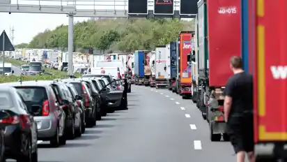 Die Niedersächsische Landesbehörde für Straßenbau und Verkehr hat eine selbst ernannte Elfenbeauftragte im Kampf gegen die Vielzahl von Unfällen auf der Autobahn 2 eingesetzt.