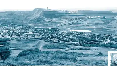 Die gewaltige Grube am Fuße des Kiirunavaara rückt immer näher an die Stadt heran. Der See Luossajärvi ist bereits zum größten Teil trockengelegt. Ende des Jahres müssen die ersten Häuser in Kiruna geräumt werden. Der Journalist Kjell Törmä (unten) dokumentiert die Transformation der Stadt.
