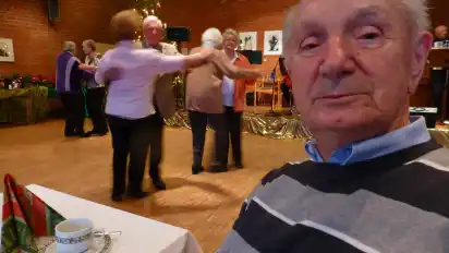 In der Begegnungsstätte des Vereins „Aktive Menschen Bremen“ (Ameb) in Arbergen fühlt sich Ernst Fronzek wohl. Er kommt täglich zum Mittagessen und hat sich in der „Geburtstagskind“-Runde mitfeiern lassen, wie es sie auch in anderen Häusern gibt.