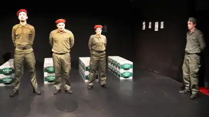 Soldaten und leere Bierkästen prägen das Bühnenbild von Neue Vahr Süd.
