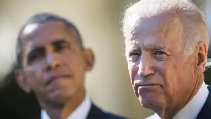 Der damalige US-Präsident Barack Obama im Herbst 2015 neben Joe Biden. Foto: Jim Lo Scalzo/EPA/dpa