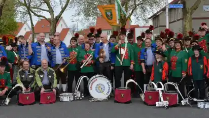 Dass das Foto am „Meijersweg“ entstand, ist angeblich Zufall: Der Spielmannszug Ganderkesee bei seinem Besuch im niederländischen Hengelo.