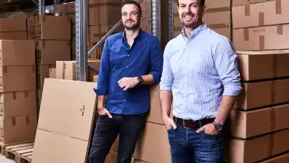 Einst schleppten sie Möbel, dann fingen sie an, Umzugsmaterial zu verkaufen. Seit 2006 sind Jens Böckenhauer (links) und Christian Böttcher an der Spitze von BB-Verpackungen.