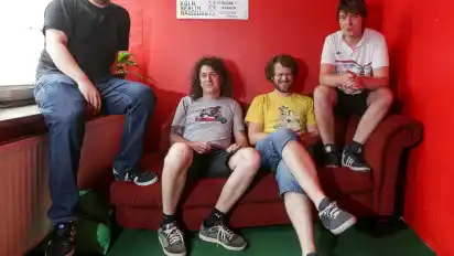 Die Band Madsen mit Johannes Madsen, Niko Maurer, Sascha Madsen und Sebastian Madsen (von links nach rechts) sitzt in Hamburg im Backstage-Bereich des Clubs „Molotow“. Madsen geht wieder auf Tour und kommt am 10. Februar auch nach Bremen.