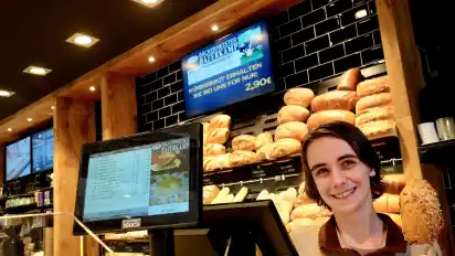 Ein Bäckertresen mit digitaler Technologie: Womit Nicole Weber in Elsfleth bereits arbeitet, soll nun auch in den Bäckerei-Filialen von Haferkamp in Delmenhorst Einzug finden.