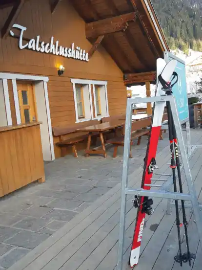 Nur ein Paar Ski steht vor der sonst so belebten Talschlusshütte.