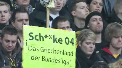 So sieht man es in einer Stadt unweit von Gelsenkirchen: BVB-Fans tun ihre Meinung über Schalkes Finanzgebaren kund.
