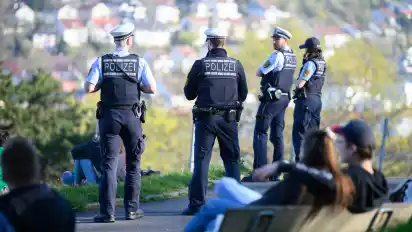 Wer sich derzeit nicht an die geltenden Ausgangsbeschränkungen hält, erntet viel Feindseligkeit Wer Verstöße bei der Polizei meldet, ebenso. Dabei sagen Experten, dass hinter dem Anschwärzen eigentlich ein positiver Gedanke steckt.