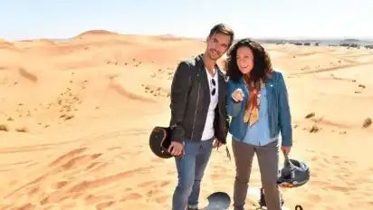Hanna Liebhold (Barbara Wussow) ist es gelungen, Kapitän Max Parger (Florian Silbereisen) zu einem "Skiausflug" in die goldenen Sanddünen zu überreden. Foto: Dirk Bartling/ZDF/dpa