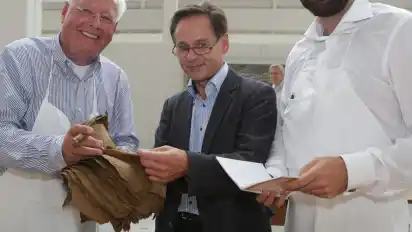 Qualitätskontrolle ist das A und O: Wolfgang G. Köhne (von links), Hartmut Roder und Constantin Köhne werfen einen prüfenden Blick auf die Tabakblätter, die aus Indonesien importiert werden.