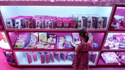 Pink für Mädchen, Blau für Jungs: Der Verein Pinkstinks wehrt sich seit 2012 gegen diese Rollenklischees. Schon an der Spielzeugtheke und im Kinderzimmer fängt nach Aussage des Vereins die Geschlechter-Einteilung an.