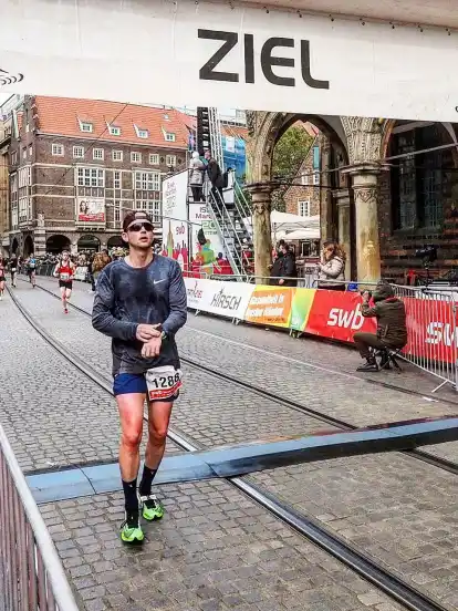 In Hamburg ist Dennis Sirowi (hier bei einem Zieleinlauf in Bremen) für den 4. Ironman am 21. Juni gemeldet.