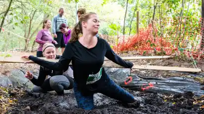 Jeanette Spernat kämpft sich durch die Matschgrube. Hier trifft sie auch ihre späteren Verbündeten: Christina und Nicola.