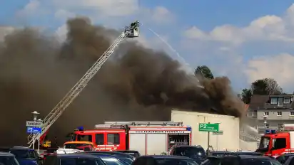 Dichter Rauch über der Unglücksstelle vor einem Jahr: Einsatzkräfte löschen das Feuer nach dem Absturz des Flugzeugs.