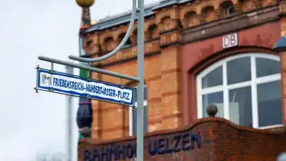 Der Hunderwasser-Bahnhof in Uelzen. Der nach den Plänen des österreichischen Künstlers Friedensreich Hundertwasser umgestaltete Bahnhof lockt mit farbenfrohen Ornamenten. Foto: Philipp Schulze/dpa