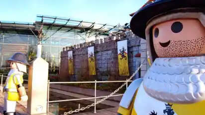 Rund 400 Spritzmaschinen stellen in den Produktionshallen von Playmobil in Dietenhofen Zubehör her. Die lächelnden Playmobilfiguren selbst werden in Malta produziert.