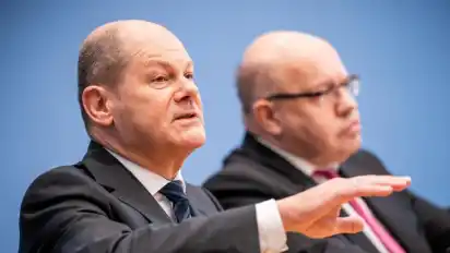 Finanzminister Olaf Scholz (L) neben Wirtschaftsminister Peter Altmaier. Foto: Michael Kappeler/dpa/Archiv