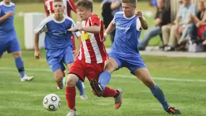 Nicht zu bremsen: Neben dem dreifachen Torschützen Nico Krumdiek war Maximilian Seidel (am Ball, hier gegen Harpstedts Marius Kossmann) Wildeshausens überragender Akteur während des 7:1-Derby-Erfolgs gegen die SG DHI Harpstedt.