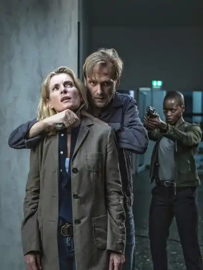 Charlotte Lindholm (Maria Furtwängler, l-r), Benno (Matthias Lier) und Anais (Florence Kasumba) in einer Szene aus "Tatort: Krieg im Kopf".