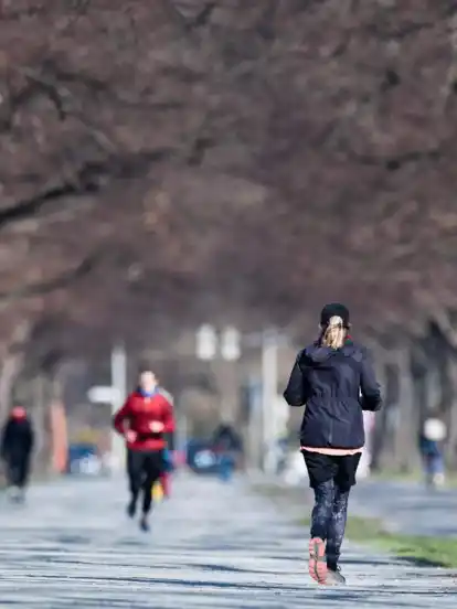 Joggen mit reichlich Anstand zu anderen Läufern ist erlaubt. Foto: Julian Stratenschulte/dpa