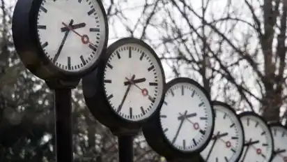 Seit 1996 stellen die Menschen in allen EU-Ländern die Uhren einheitlich am letzten Sonntag im März eine Stunde vor - und am letzten Oktober-Sonntag wieder eine Stunde zurück. Foto: Federico Gambarini
