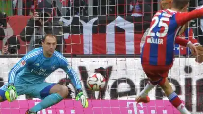 Thomas Müller (r) verlädt HSV-Keeper Jaroslav Drobny vom Elfmeterpunkt beim 1:0 des FC Bayern. Foto: Peter Kneffel