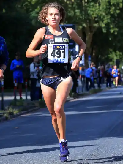 Einsame Spitze: Alina Reh ist auf dem Osterdeich unterwegs zum Titel im Zehn-Kilometer-Straßenlauf.