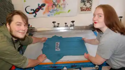Freiwilligendienstler Finn Rose und Praktikantin Frenja Mattejiet bereiten die T-Shirts für die Aktion "Plogging" am Sonnabend 22. September vor.