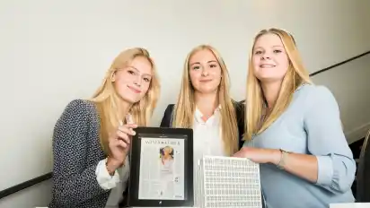 Seit Anfang dieser Woche lesen Ann-Sophie Paul, Noa Sofie Neumann und Christin Garms (von links) den WESER-KURIER.