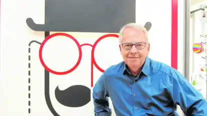 Aktuell ist Schauspieler Harald Maack als Jörn Wollenberger in der ZDF-Serie „Notruf Hafenkante“ zu sehen. Schon eine kleine Tradition ist es, dass er bei Optiker Grau, im Geschäft seiner Frau, am 3. Oktober eine Lesung hält.