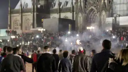 Tatort Domplatte: Eine Szene aus der Silvesternacht von Köln 2015/16. Viele Frauen wurden sexuell bedrängt oder beraubt, überwiegend von jungen Männern mit ausländischem Hintergrund. Die Ereignisse von vor fünf Jahren markieren für viele das Ende der Willkommenskultur.